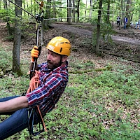 Seilrutsche im Wald