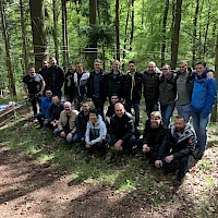 Teamfoto im Wald