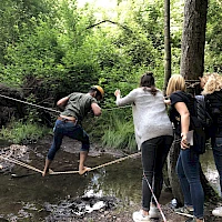 Teambuilding Seilbrücke über einem Fluss