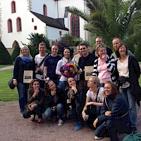 Gruppenfoto mit Blumen
