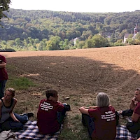 Sitzen am Feldrand