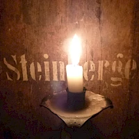 Kerze vor dem Schriftzug Steinberger