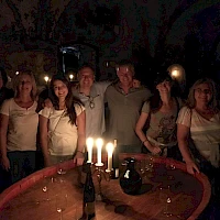 Weinprobe im Dunkeln
