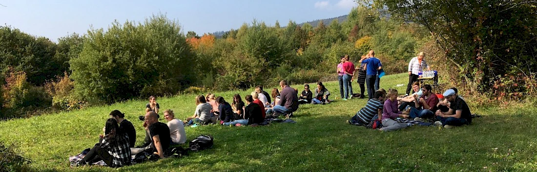 Pause vom Teambuilding mit einem Outdoorsnack
