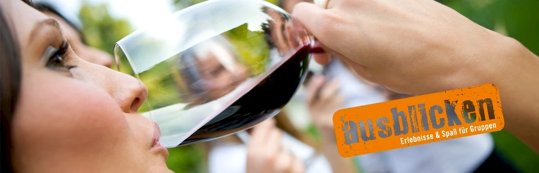 Frau trinkt Wein