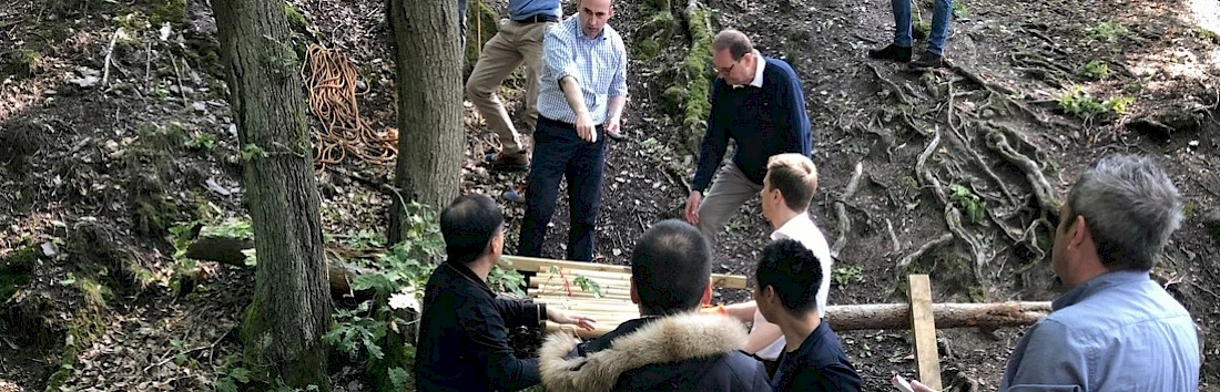 Teambuilding Ideen: im Team Brücken bauen