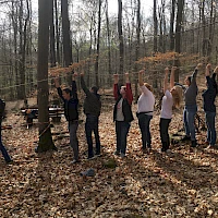 Team hält gemeinsam am Seil fest