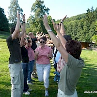 Frau wird vom Team bejubelt