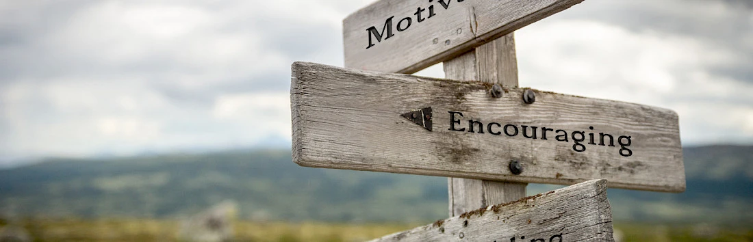 Wegweiser mit den Beschriftungen: Motivating, Encouraging und Enabling
